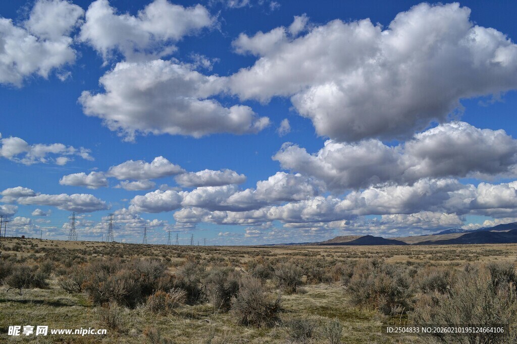 广袤原野上的蓝天白云