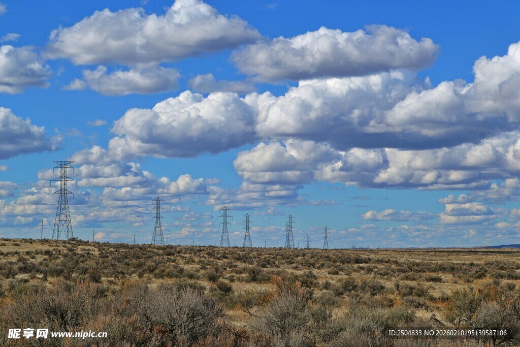 旷野蓝天与输电线路