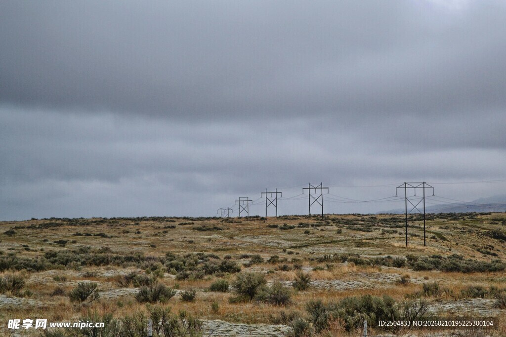 旷野中的高压输电线路