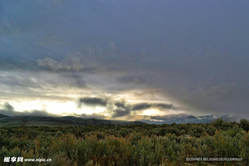 黄昏时分的田野与天际