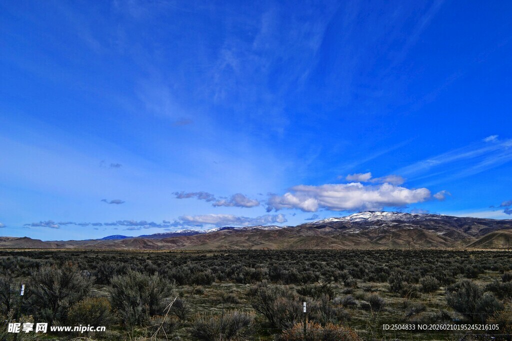 蓝天绿野间的自然美景