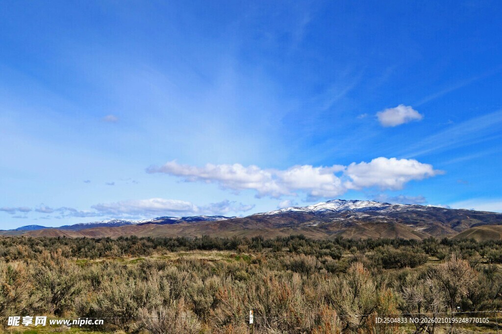 广袤草原上的蓝天白云