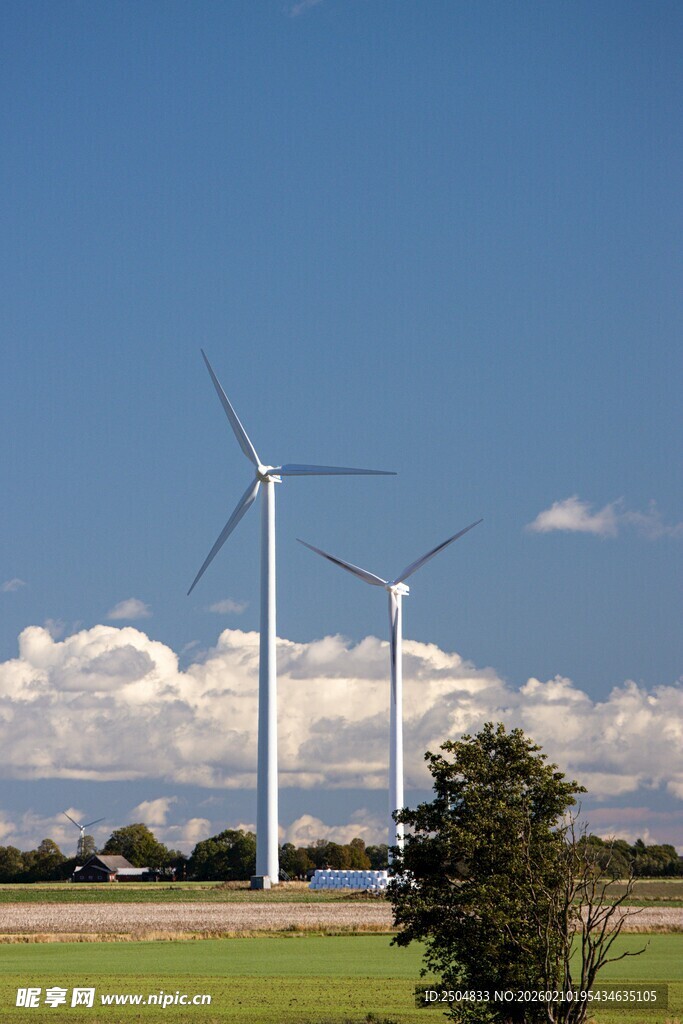 田野上的风力发电机