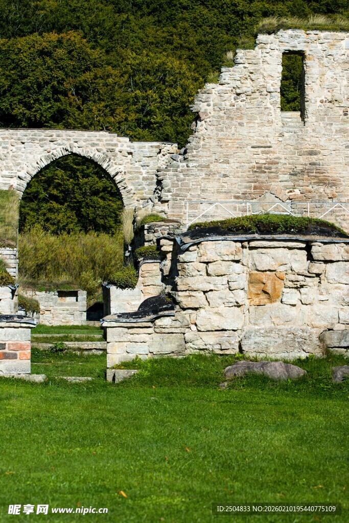 古老石建筑遗迹 绿草相伴