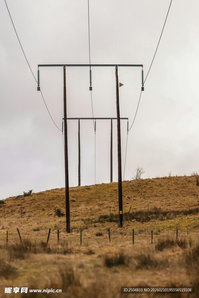 田野中的高压电线杆