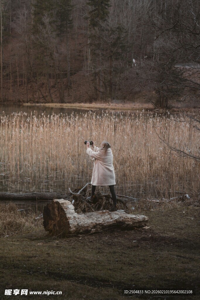 摄影师于户外专注拍摄