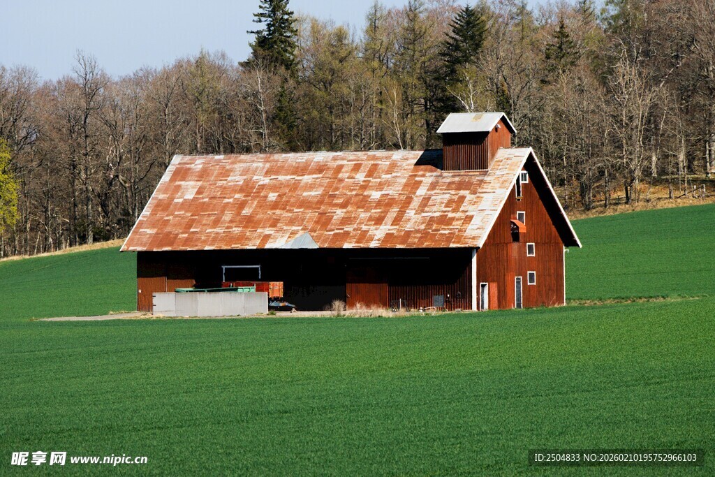 乡村红顶谷仓 绿野风光