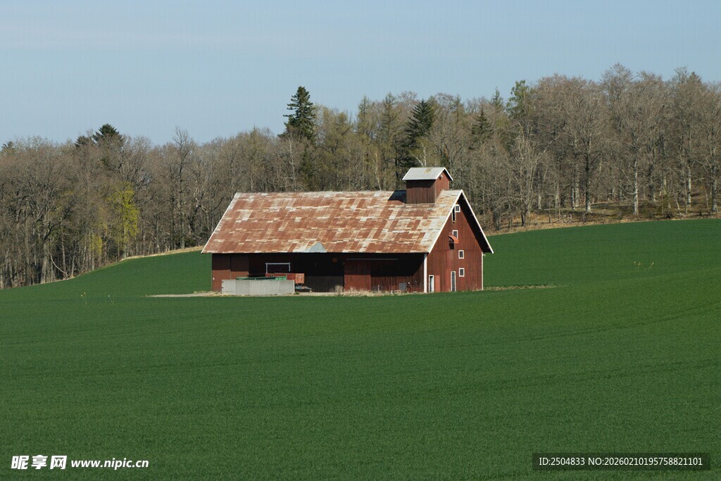 田野中的古朴红色小屋