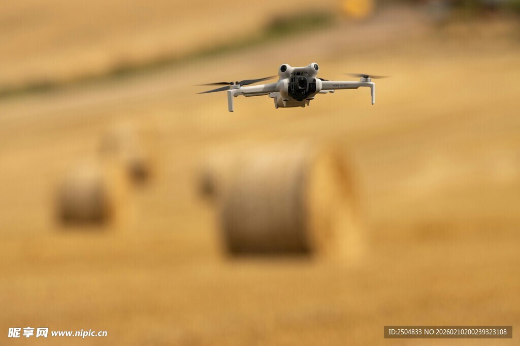 田野上飞行的无人机
