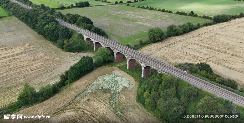 田野上的高架桥景观