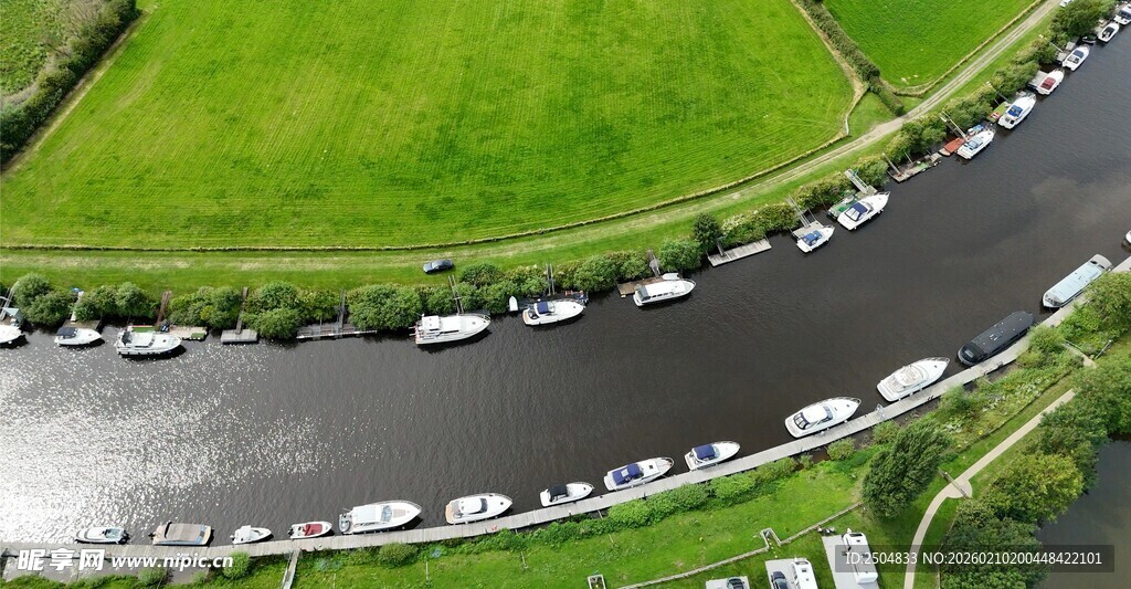 俯瞰蜿蜒道路上的车辆队列