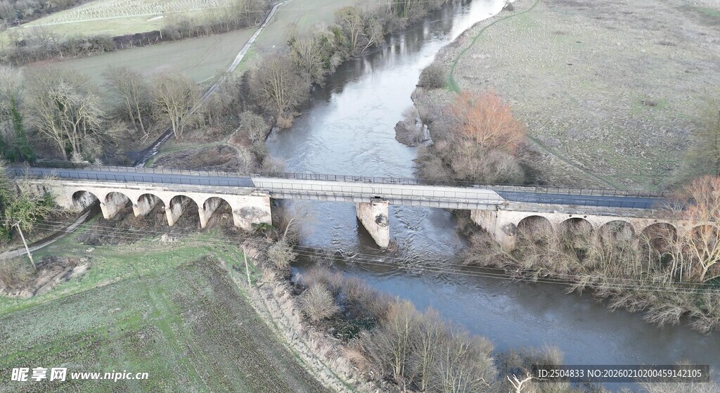 俯瞰河流上的长桥