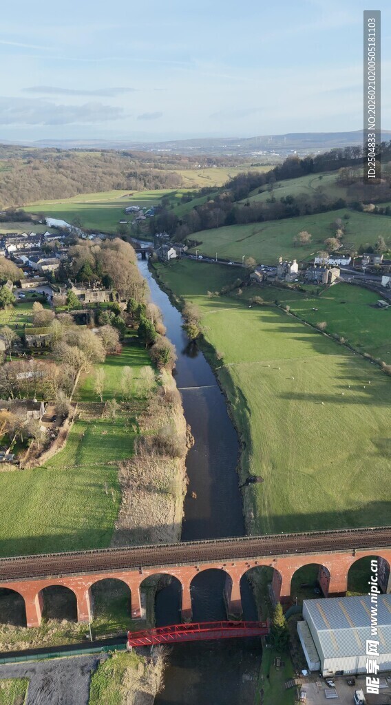 俯瞰乡村高架桥与田园风光