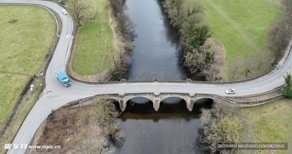 俯瞰乡村小河上的石桥