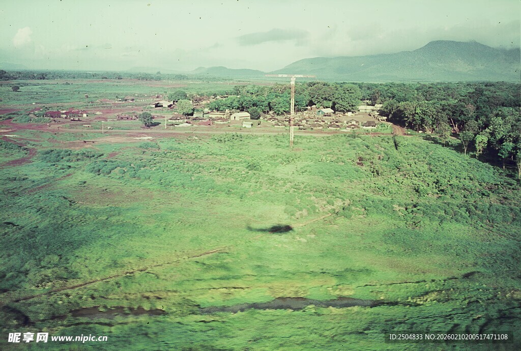 广袤绿野中的乡村景象