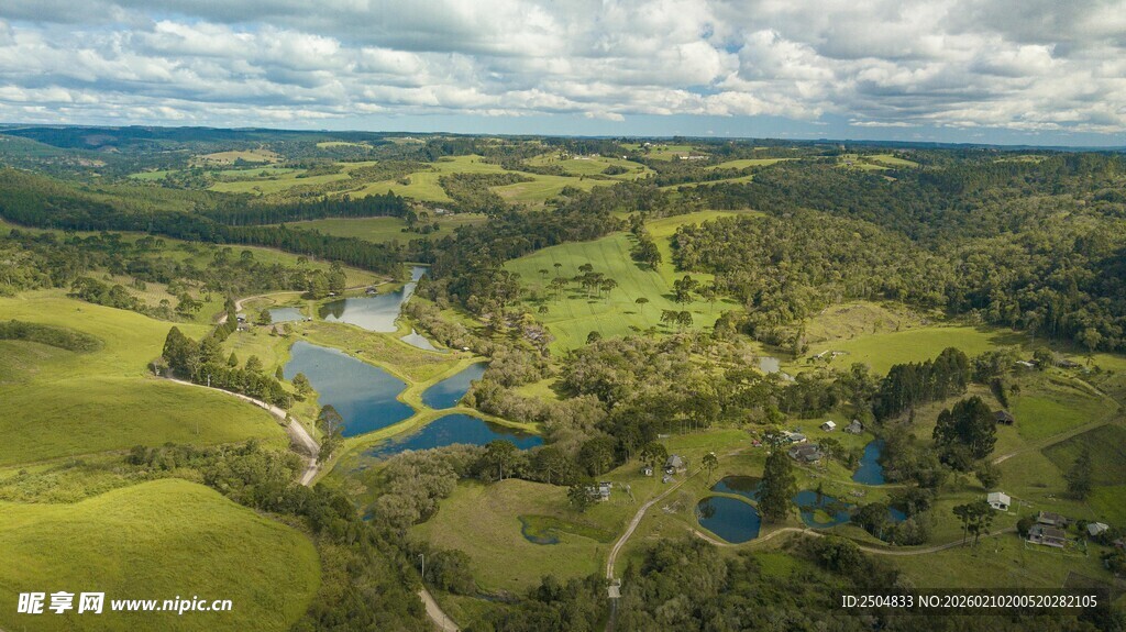 广袤绿野中的清澈湖泊