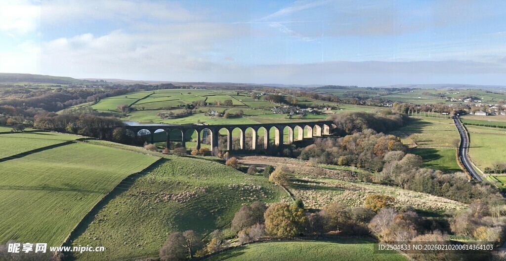田园上的古老高架桥景观