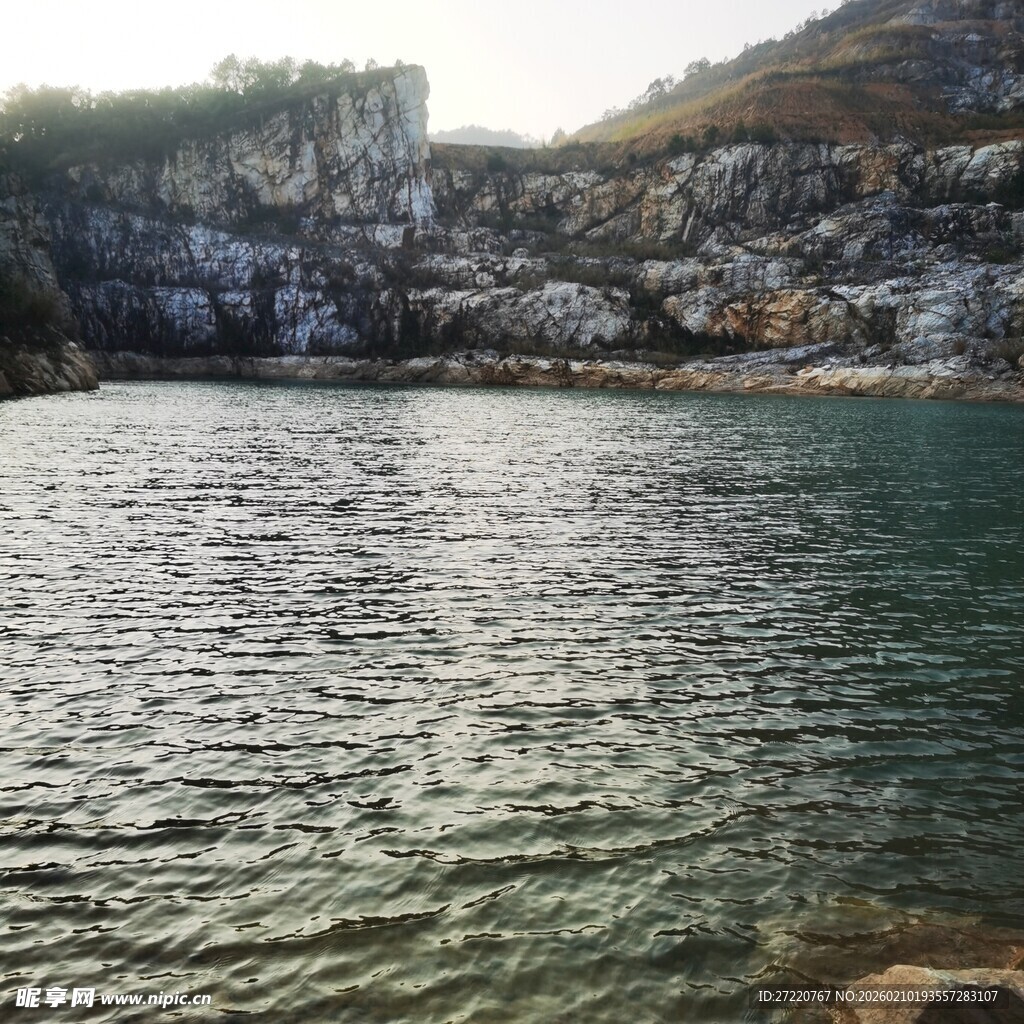 山间清澈湖水景观