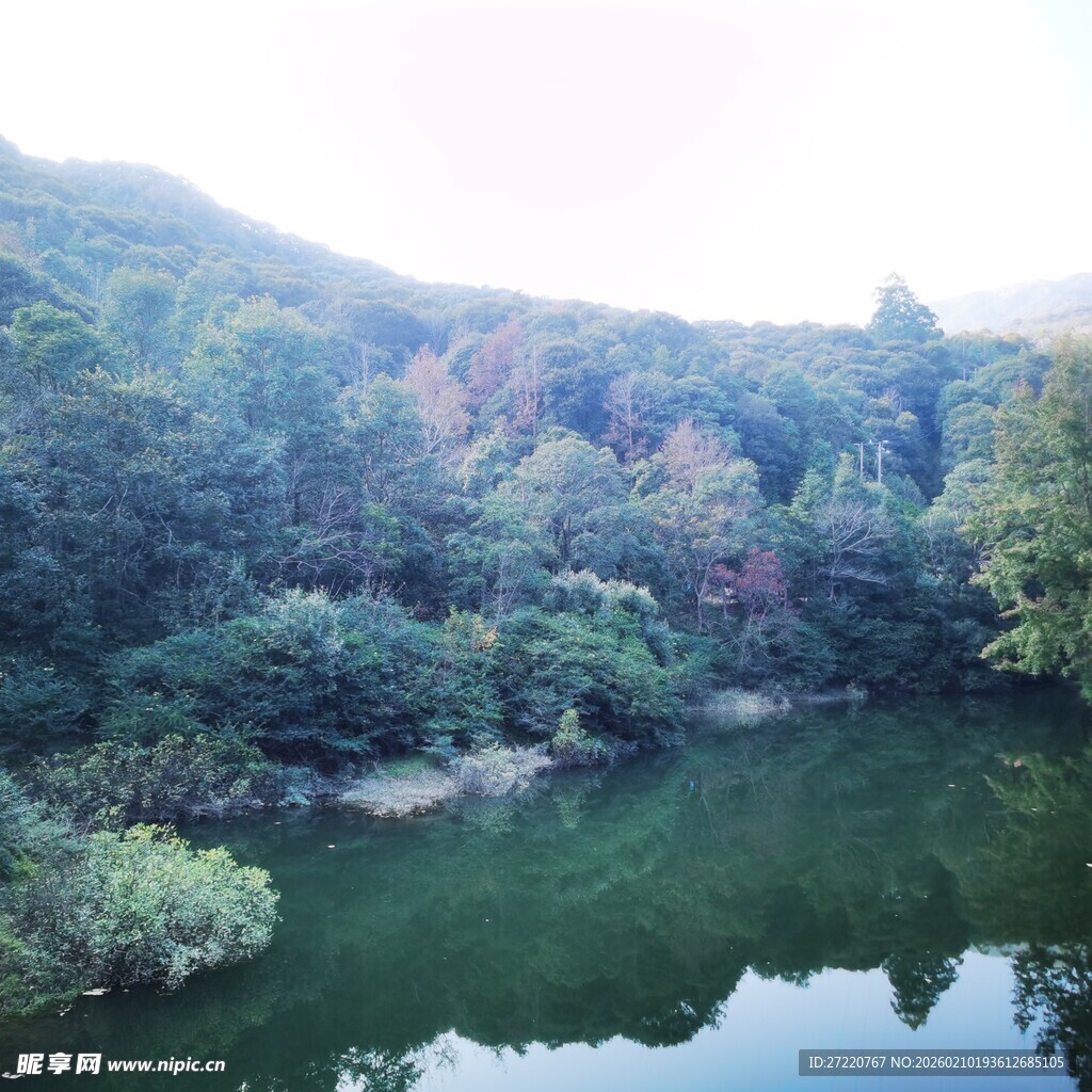 山林间的静谧绿水湖泊