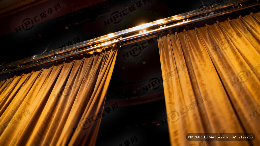 一个正在左右拉开的幕布