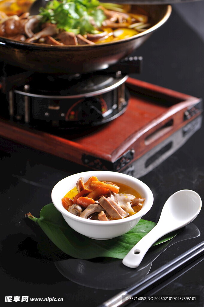 美味中式菜肴与精致配菜