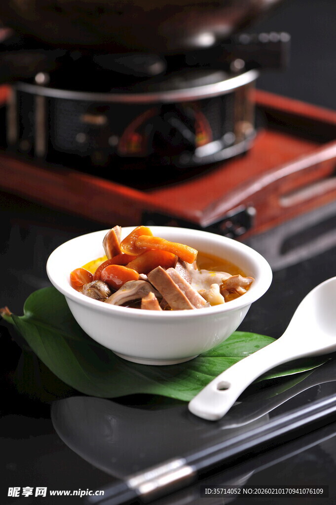 美味炖菜盛于白瓷碗中