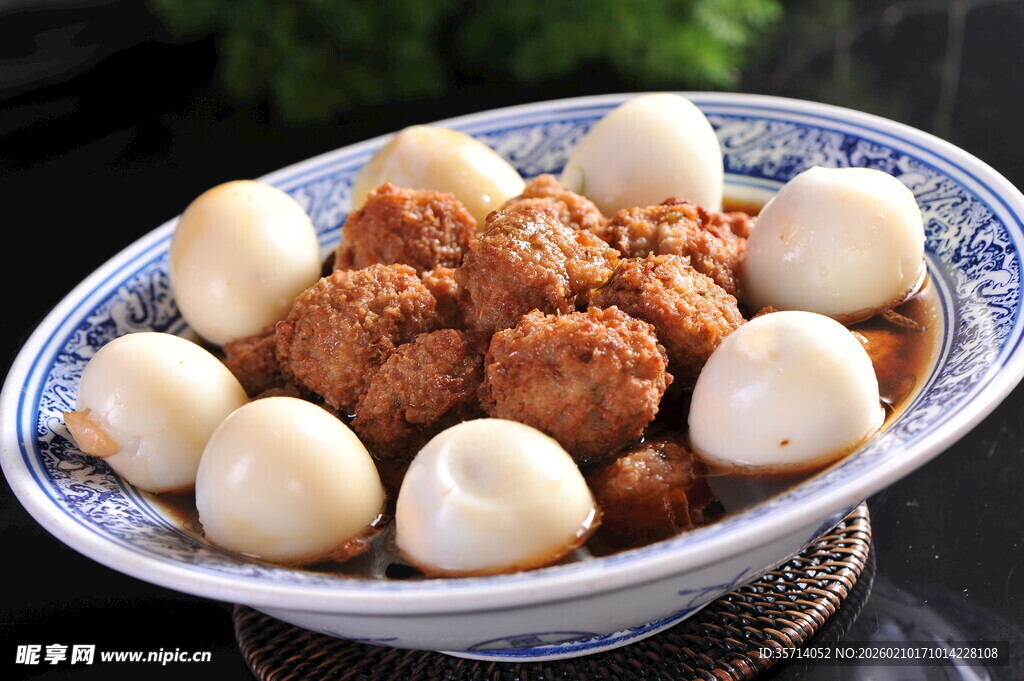 瓷碗中的美味肉丸