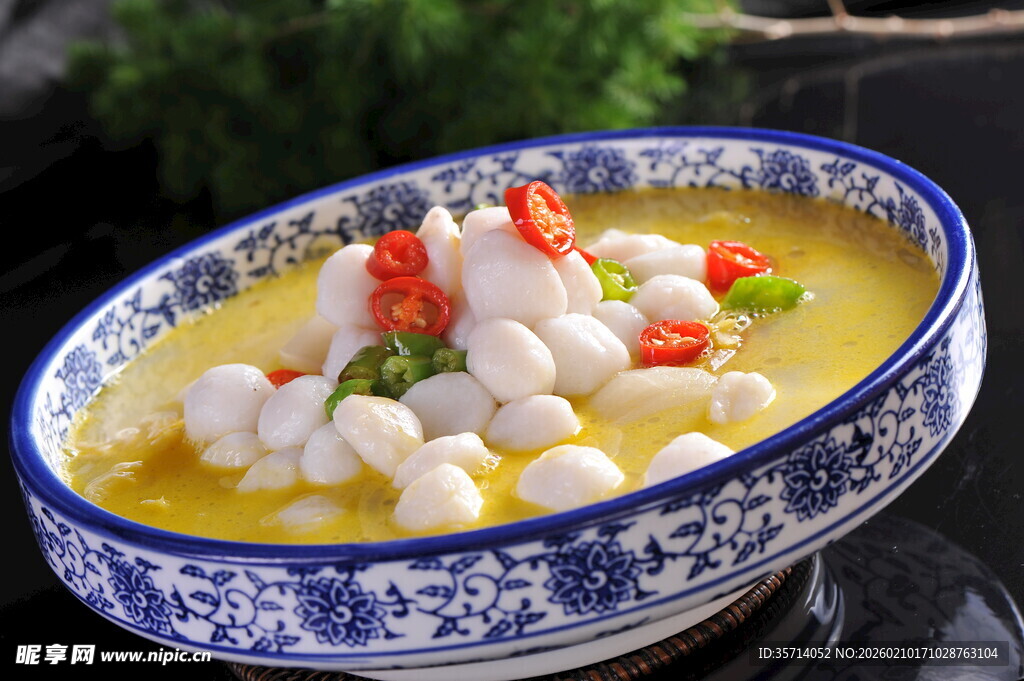 青花瓷碗中的美味鱼丸汤