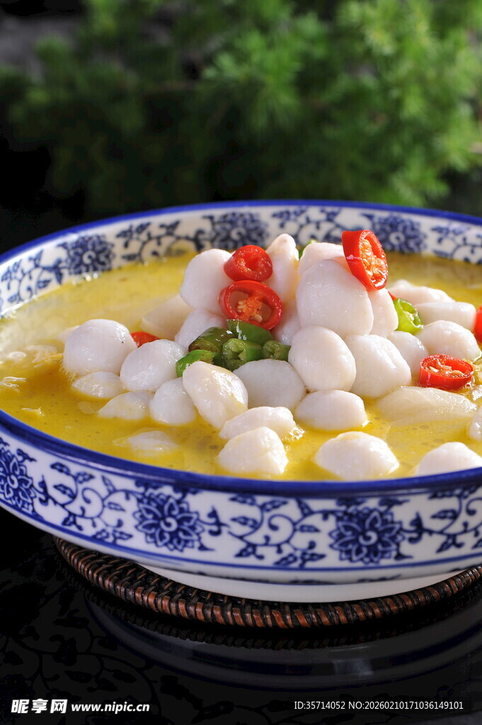 蓝白瓷碗中的鲜美鱼丸汤