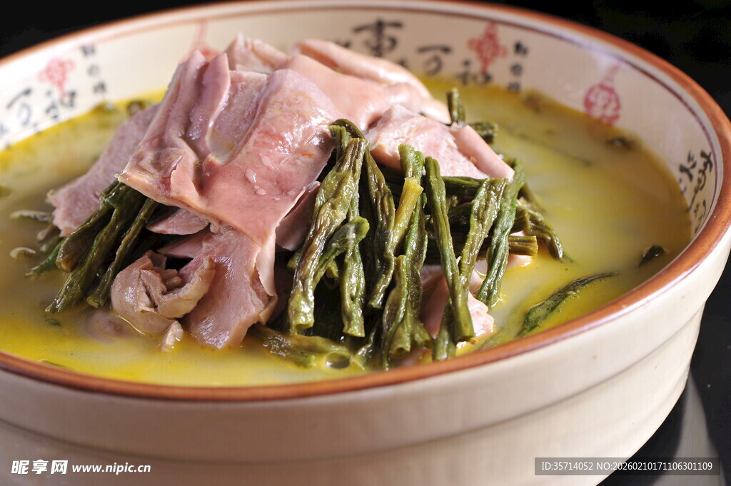 酸汤野菜配鲜嫩肚皮