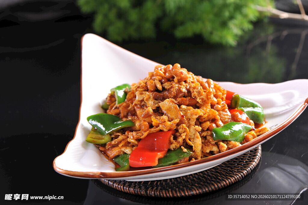 美味炒面摆于精致盘中