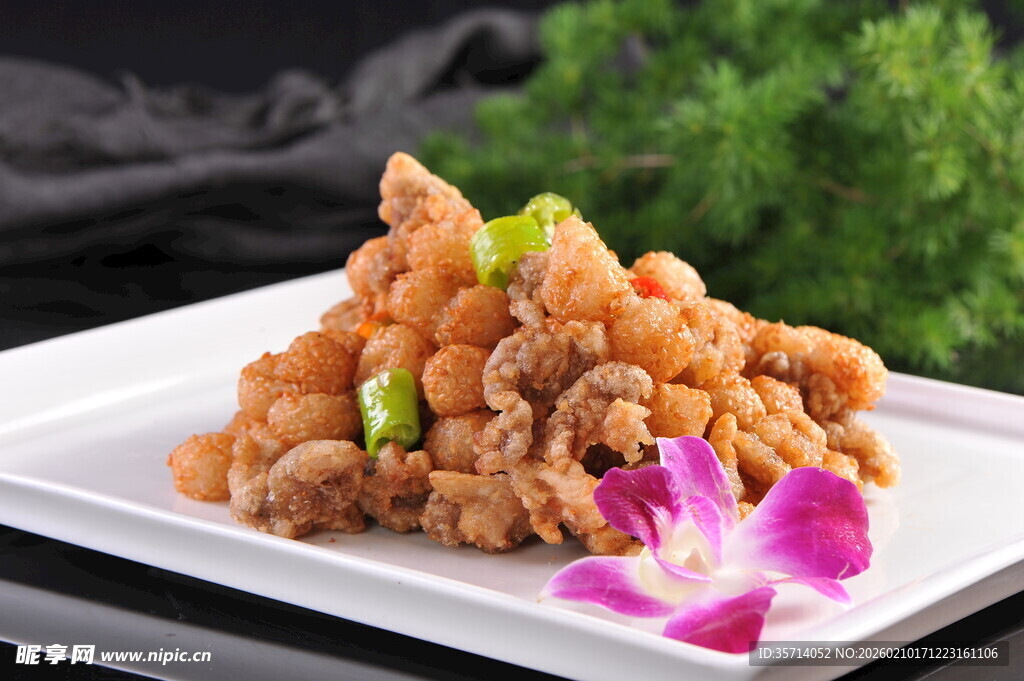 酥肉配花摆盘精致