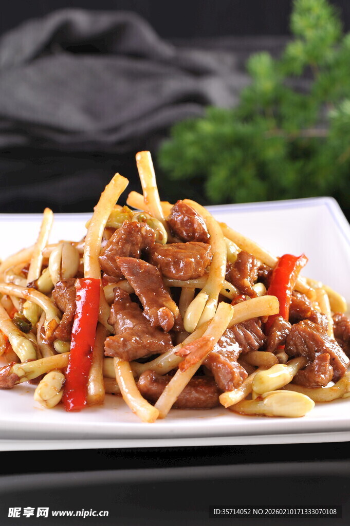 牛肉炒薯条美味诱人