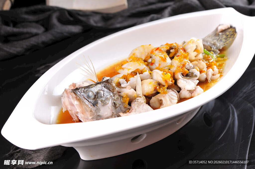 美味鲈鱼搭配特色食材