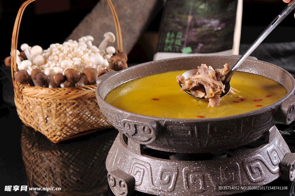 香浓金汤炖菌菇火锅