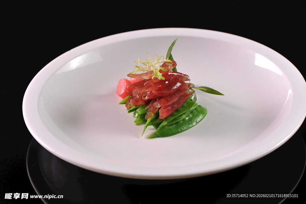 精致摆盘的创意蔬菜料理