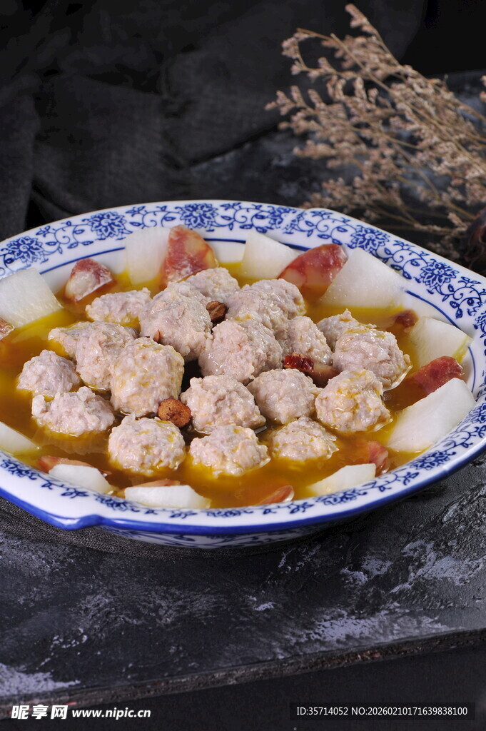 美味蓝白瓷盘装鲜嫩肉丸