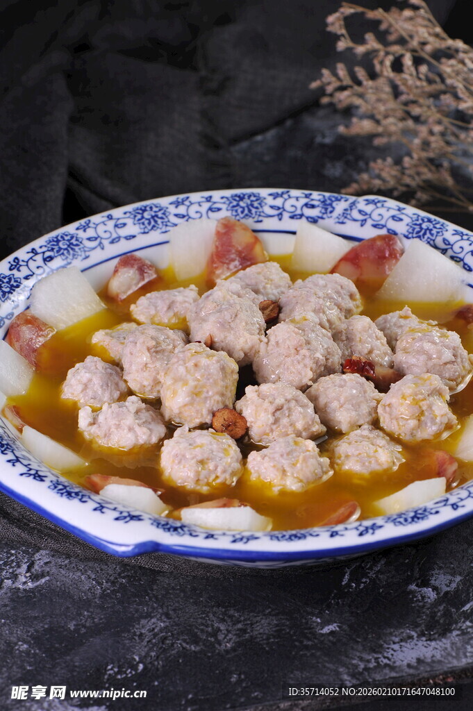 美味汤汁中的鲜嫩肉丸