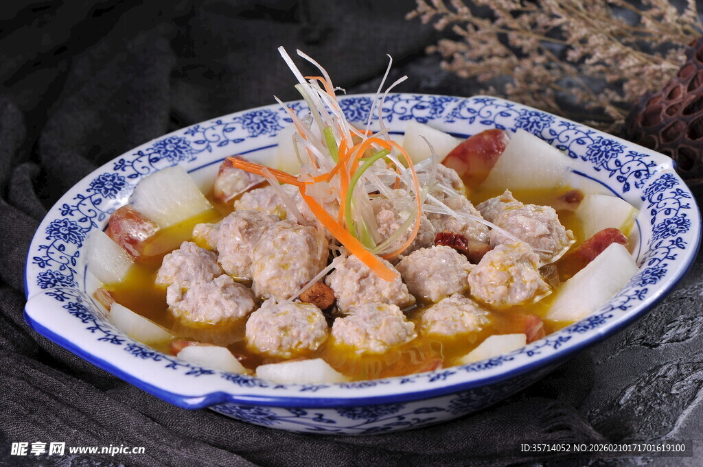 蓝白瓷碗中的美味肉丸汤