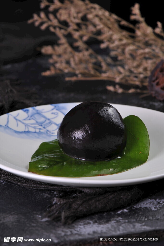 美味团子置于绿叶瓷盘上