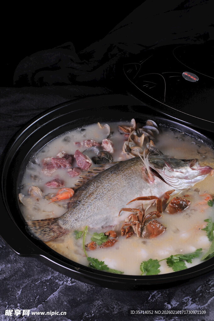 鲜美鱼汤内的整条大鱼