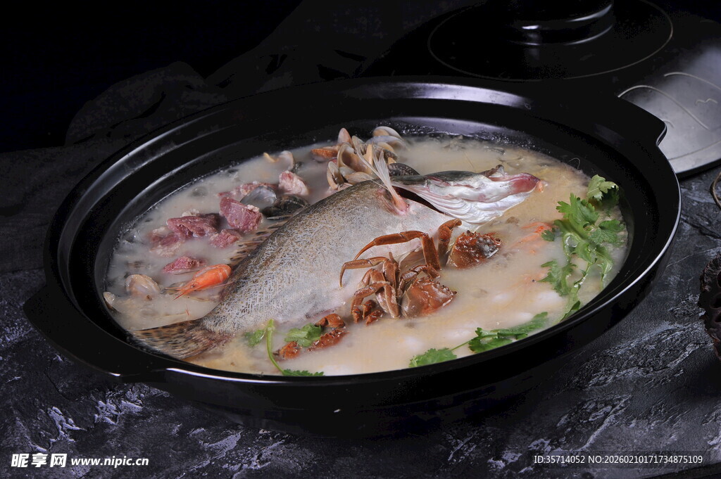 鲜香浓郁的砂锅炖鱼