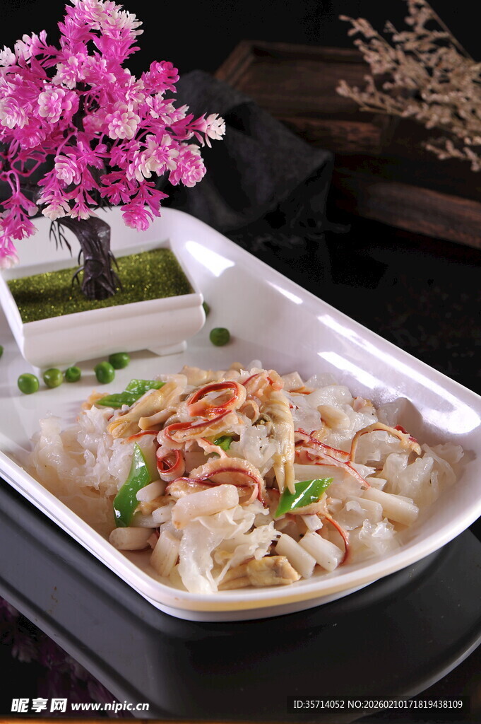 精致虾仁配樱花装饰