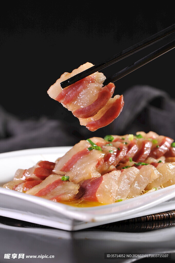 美味咸肉卷被筷子夹起