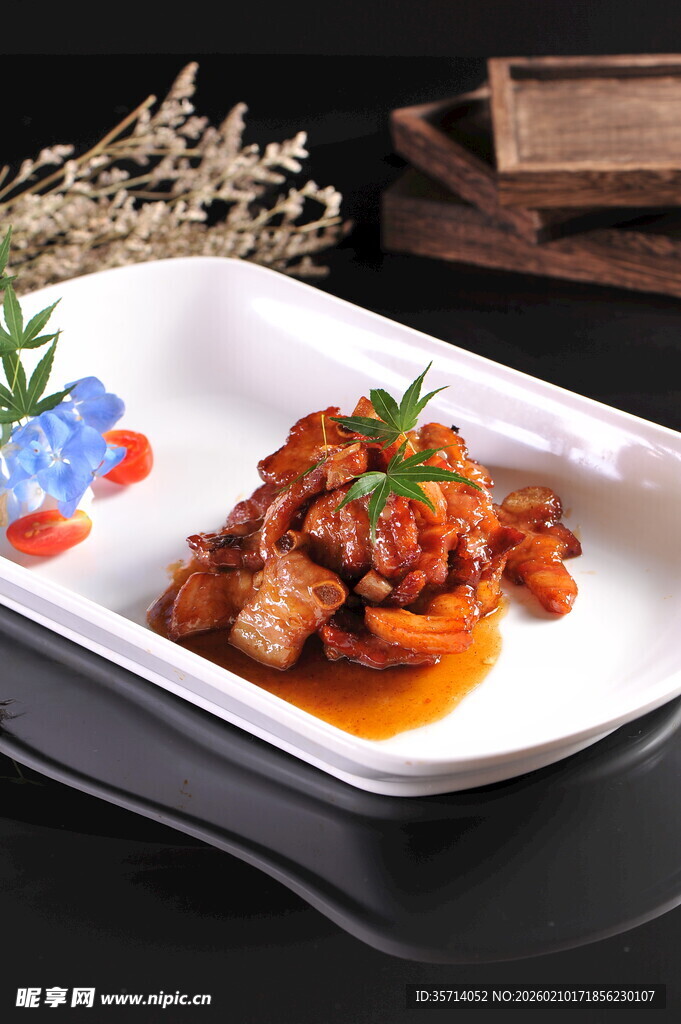 美味香辣排骨摆盘精致