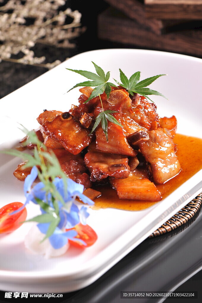 美味红烧排骨摆盘精致