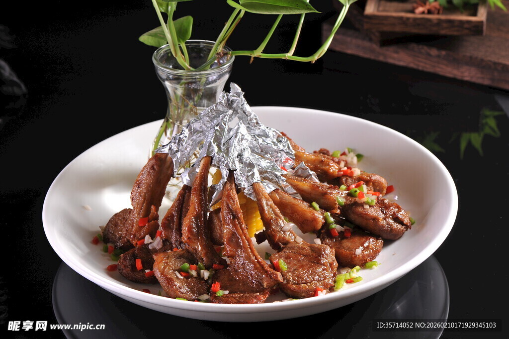 锡纸包裹的美味特色菜肴香辣羊排