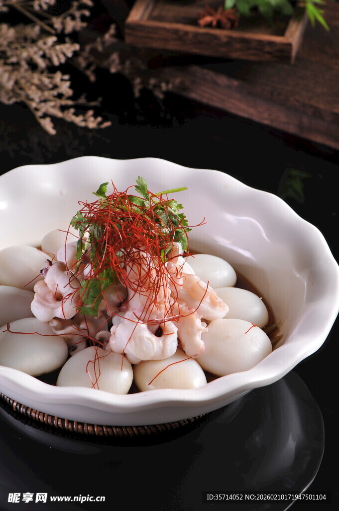 虾仁点缀的美味白玉丸子