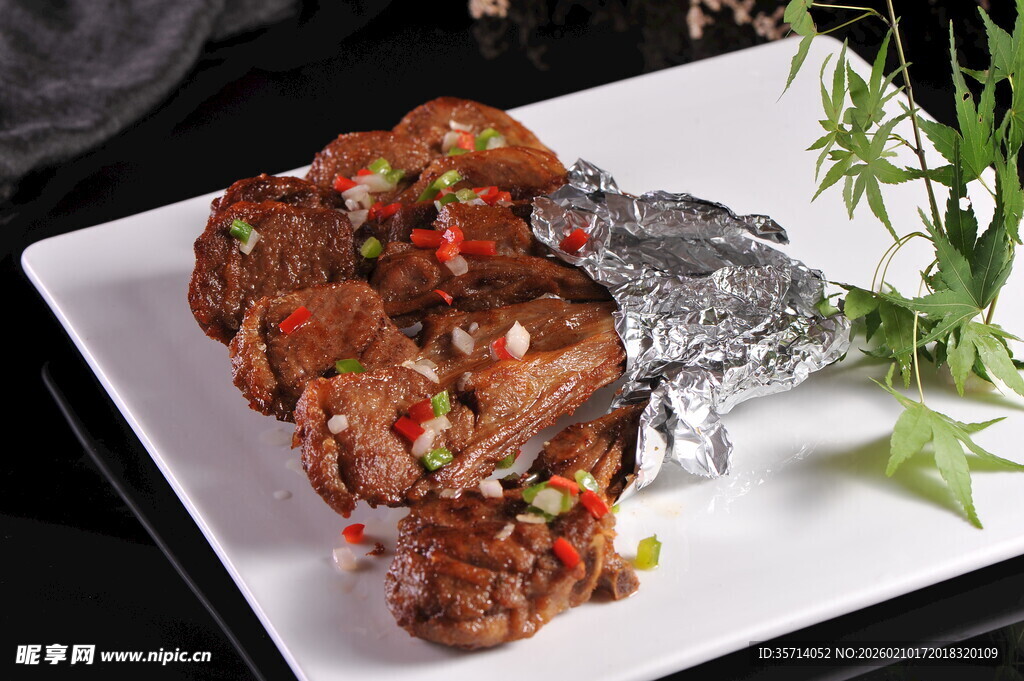 香煎牛排配蔬菜装饰
