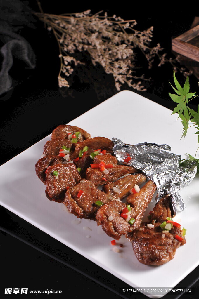 美味烤肉串摆于精致白盘